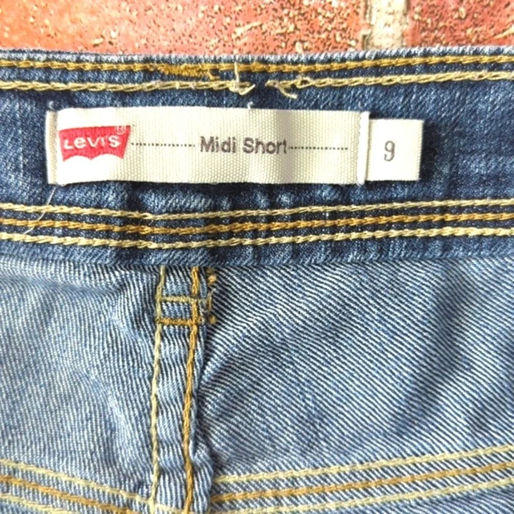 Levi's‎ Midi Y2K Jean Shorts Juniors Distressed Denim Medium Wash Women's Size 9